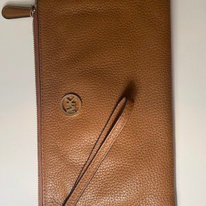 michael kors tan leather wristlet